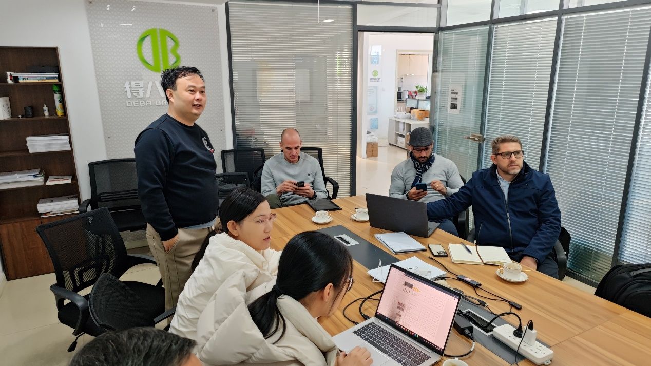 पॅराग्वेयन क्लायंट डेबा ब्रदर्सला भेट देतात, 12,000-सो पिग फार्म योजना आणि उत्पादन शक्तीला उच्च मान्यता देतात