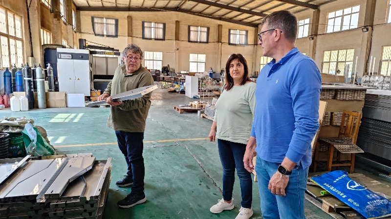 स्पेनमधील दहा वर्षांचा ग्राहक मॅनोलो पुन्हा डेबब्रदरला भेट देतो